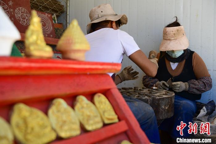 圖為6月14日，拉薩的手工藝人制作“擦擦”。 <a target='_blank' ><p  align=