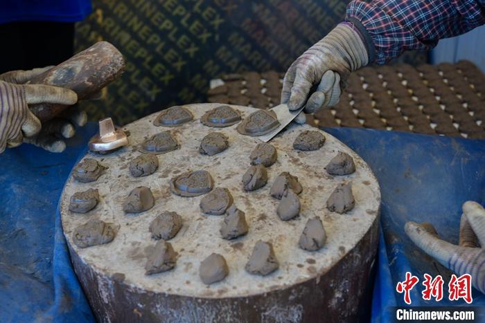 6月14日，拉薩的手工藝人制作“擦擦”。 <a target='_blank' ><p  align=