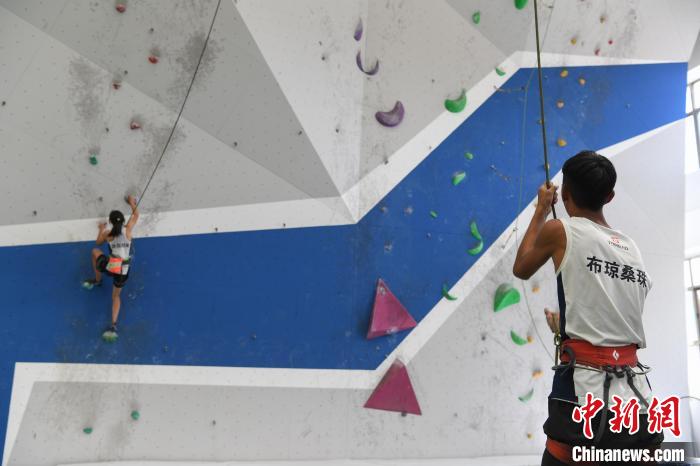 圖為西藏登山體驗(yàn)健身訓(xùn)練館內(nèi)登山隊(duì)員在體驗(yàn)攀巖項(xiàng)目。　貢嘎來(lái)松 攝