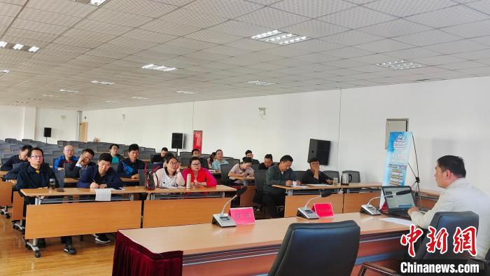 圖為培訓(xùn)會現(xiàn)場?！∝暽＠?攝