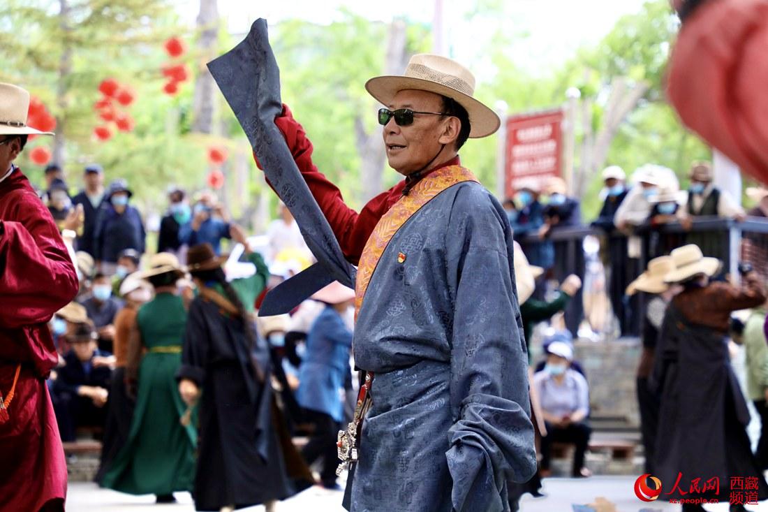 拉薩市民在宗角祿康公園跳鍋莊舞。人民網(wǎng) 次仁羅布攝