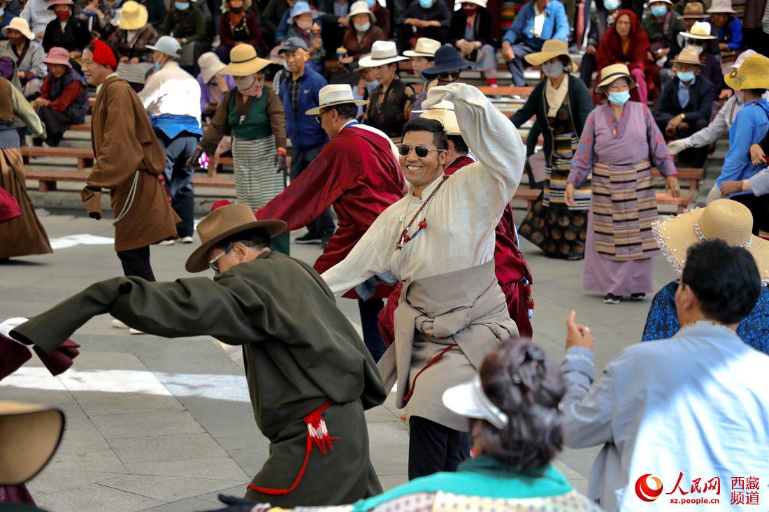 拉薩市民在宗角祿康公園跳鍋莊舞。人民網(wǎng) 次仁羅布攝