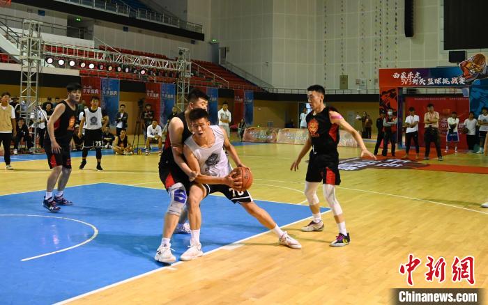 圖為西藏美康隊(duì)(白色球衣)對(duì)決雪域兄弟隊(duì)。　趙朗 攝