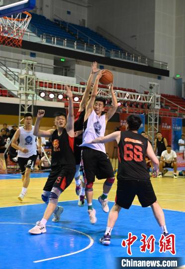 圖為西藏美康隊(白色球衣)對決雪域兄弟隊?！≮w朗 攝