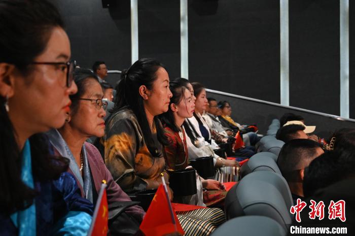 圖為觀眾觀看影片?！≮w朗 攝