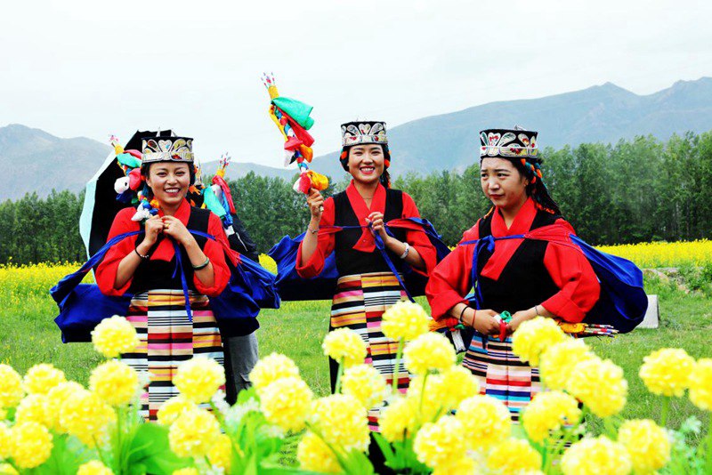 笑靨如花的群眾。洛?？酥閿z