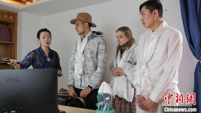 圖為圖為主播白瑪旺姆為留學(xué)生介紹直播流程?！≈x牧 攝