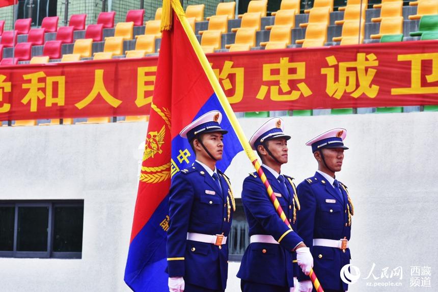 迎國(guó)家綜合性消防救援隊(duì)伍隊(duì)旗。人民網(wǎng) 李海霞 攝