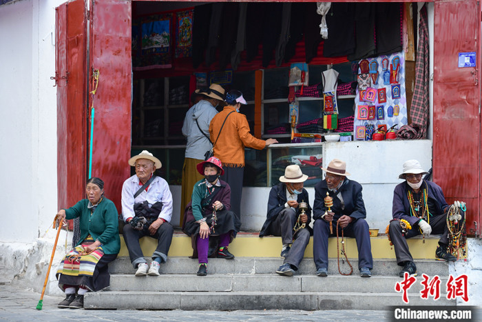 7月24日，轉(zhuǎn)經(jīng)老人在拉薩八廓街上休息。 <a target='_blank' ><p  align=