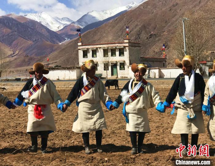2021年3月，拉薩市德慶村村民在春耕儀式上表演傳統(tǒng)歌舞。　冉文娟 攝