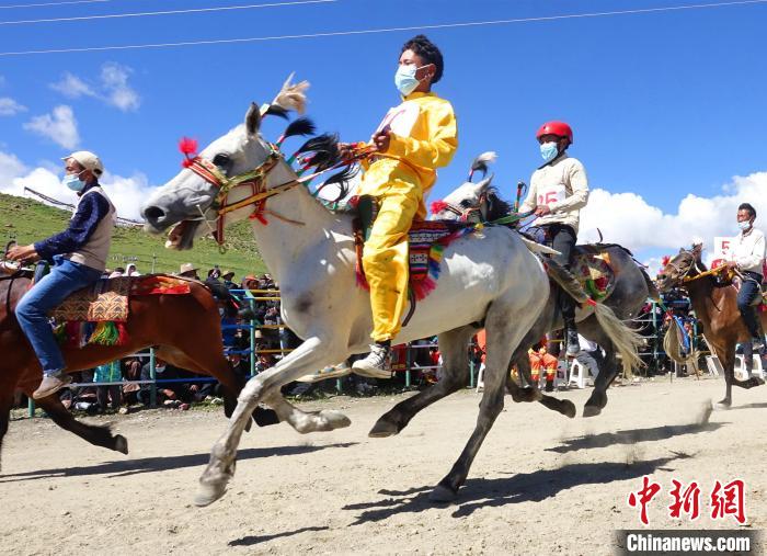 圖為打隆物交會(huì)期間舉辦的賽馬活動(dòng)?！∪轿木?攝