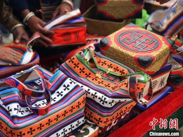 圖為打隆物交會(huì)上售賣的民族手工藝品。　冉文娟 攝