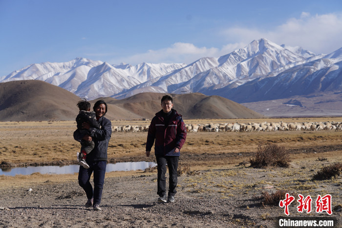 資料圖為4月29日，王克明在西藏自治區(qū)阿里地區(qū)噶爾縣義診。 <a target='_blank' ><p  align=