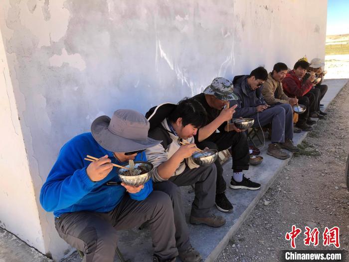 科考隊(duì)員在高原湖泊岸邊進(jìn)餐。　<a target='_blank' ><p  align=