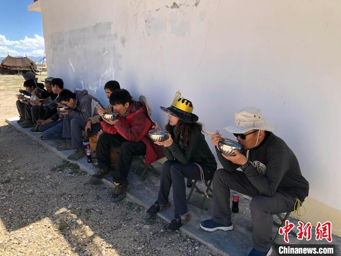 科考隊(duì)員在高原湖泊岸邊進(jìn)餐?！?lt;a target='_blank' ><p  align=