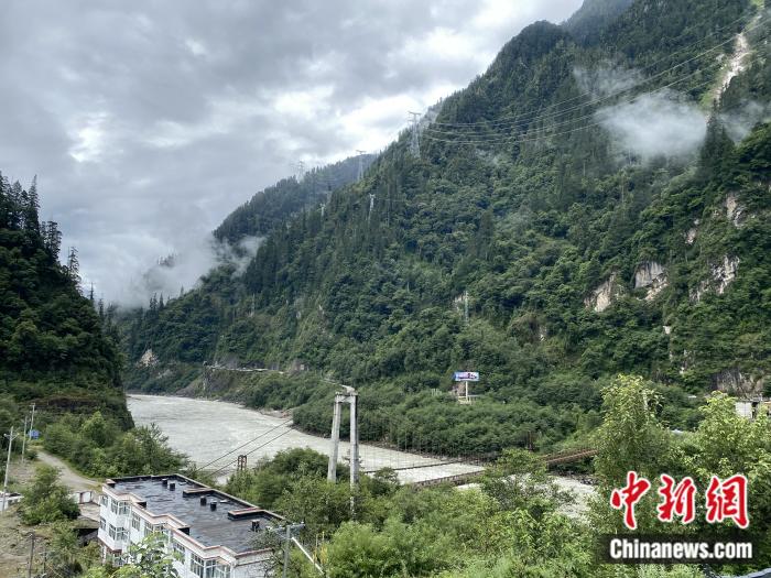 險(xiǎn)山急流中的兩座橋。彭寧鈴 攝