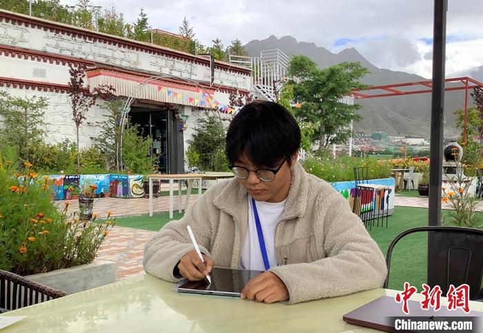 “Z世代”旦真旺加認(rèn)為，拉薩是一座開放與包容的城市，記憶中的拉薩是彩色的。2021年，旦真旺加從浙江大學(xué)漢語言文學(xué)專業(yè)畢業(yè)后，他選擇回到拉薩，成為一名漢語文實習(xí)助教。圖為8月4日，旦真旺加在課間陪學(xué)生玩耍。 <a target='_blank' ><p  align=