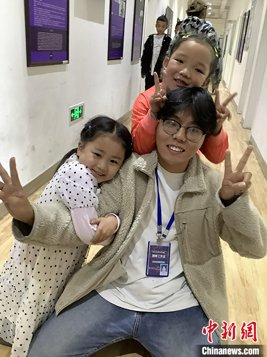 “Z世代”旦真旺加認(rèn)為，拉薩是一座開放與包容的城市，記憶中的拉薩是彩色的。2021年，旦真旺加從浙江大學(xué)漢語言文學(xué)專業(yè)畢業(yè)后，他選擇回到拉薩，成為一名漢語文實習(xí)助教。圖為8月4日，旦真旺加在課間陪學(xué)生玩耍。 <a target='_blank' ><p  align=