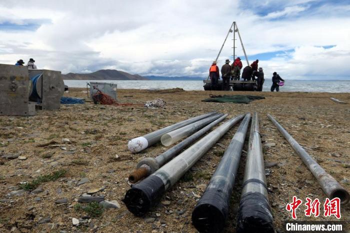 科考隊(duì)員從巴木錯(cuò)采集的科研樣品?！?lt;a target='_blank' ><p  align=