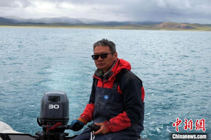 本次科考領(lǐng)隊(duì)、中科院青藏高原所侯居峙研究員駕駛充氣快艇?！?lt;a target='_blank' ><p  align=