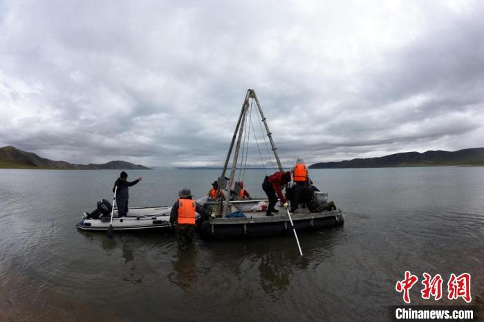 科考隊(duì)員向巴木錯(cuò)湖心進(jìn)發(fā)。　<a target='_blank' ><p  align=