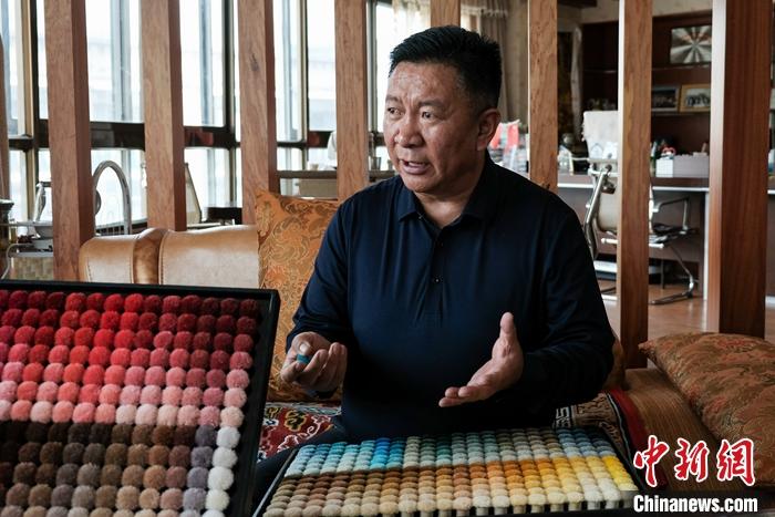 圖為8月4日，次旦展示自己的藏毯標(biāo)準(zhǔn)“色卡”。 <a target='_blank' ><p  align=