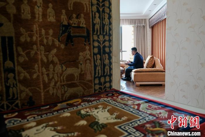 8月4日，次旦在拉薩的公司里懸掛展示的精美藏毯。 <a target='_blank' ><p  align=