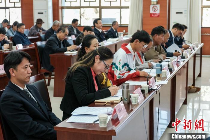 圖為8月10日座談會現(xiàn)場，左一為歸國定居藏胞晉美次旦?！〗w波 攝