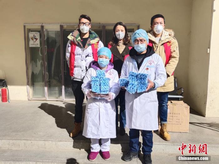 圖后排中間為萍措。(資料圖片) <a target='_blank' ><p  align=