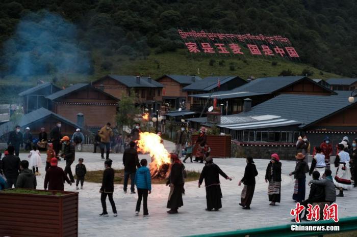 圖為8月5日，玉麥鄉(xiāng)民眾在鄉(xiāng)里跳鍋莊舞，從前的“三人鄉(xiāng)”熱鬧起來了。 <a target='_blank' ></p><p  align=