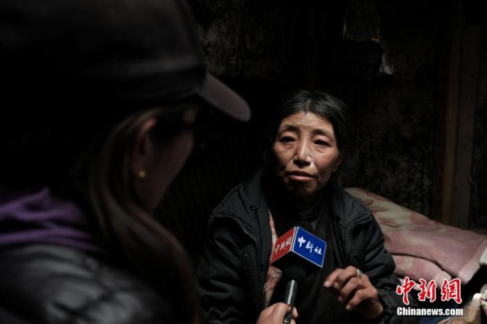 圖為8月6日，卓嘎在牧場小屋內接受<a target='_blank' ></p><p  align=