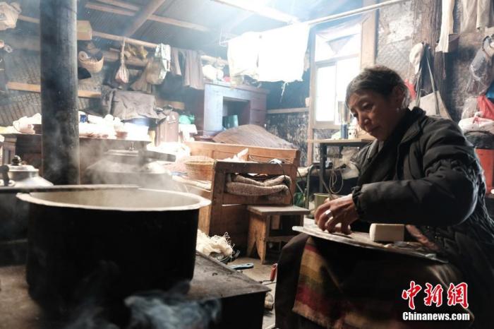 圖為8月6日，60歲的卓嘎在玉麥鄉(xiāng)牧場放牧點制作奶渣。 <a target='_blank' ></p><p  align=