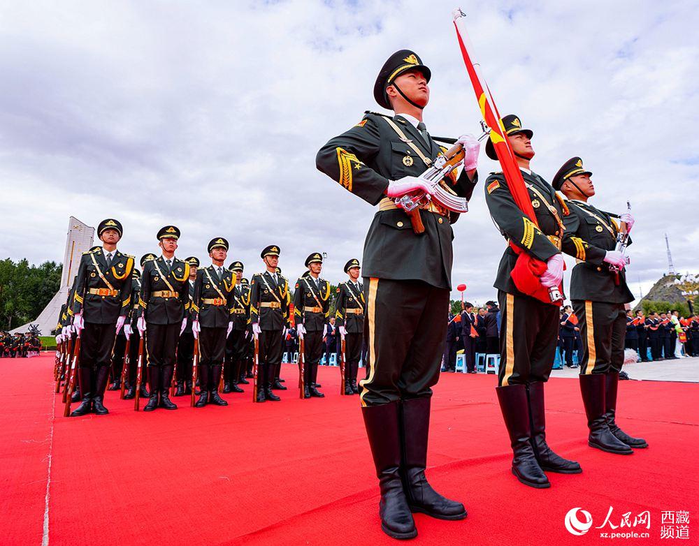 8月19日10時，慶祝西藏和平解放70周年大會在拉薩市布達(dá)拉宮廣場隆重舉行。這是大會舉行升旗儀式。徐馭堯 攝