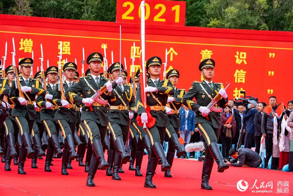 8月19日10時，慶祝西藏和平解放70周年大會在拉薩市布達(dá)拉宮廣場隆重舉行。這是大會舉行升旗儀式。徐馭堯 攝