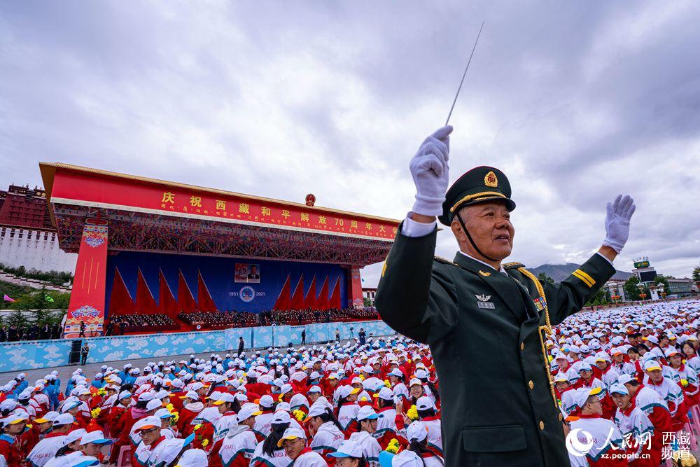 8月19日10時，慶祝西藏和平解放70周年大會在拉薩市布達(dá)拉宮廣場隆重舉行。徐馭堯 攝