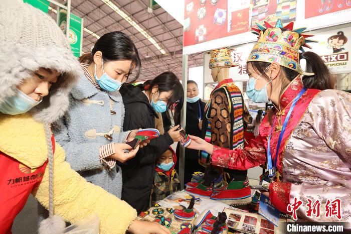 西藏瓊結(jié)赴襄陽(yáng)參加漢江流域農(nóng)業(yè)博覽會(huì)，農(nóng)特產(chǎn)品受青睞(資料圖) 湖北省援藏辦供圖