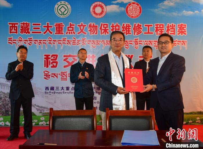 圖為西藏三大重點(diǎn)文物保護(hù)維修工程檔案移交進(jìn)館儀式現(xiàn)場(chǎng)?！∝暩聛硭?攝