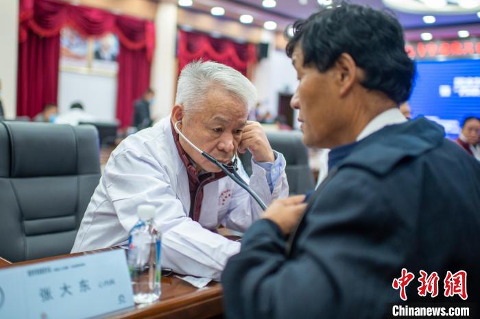 圖為專家團隊在日喀則市開展義診活動?！〉┰雠?攝