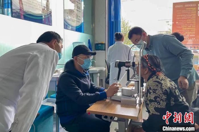 圖為9月10日，專家在日喀則藏康醫(yī)院開展義診活動?！×貉喷?攝