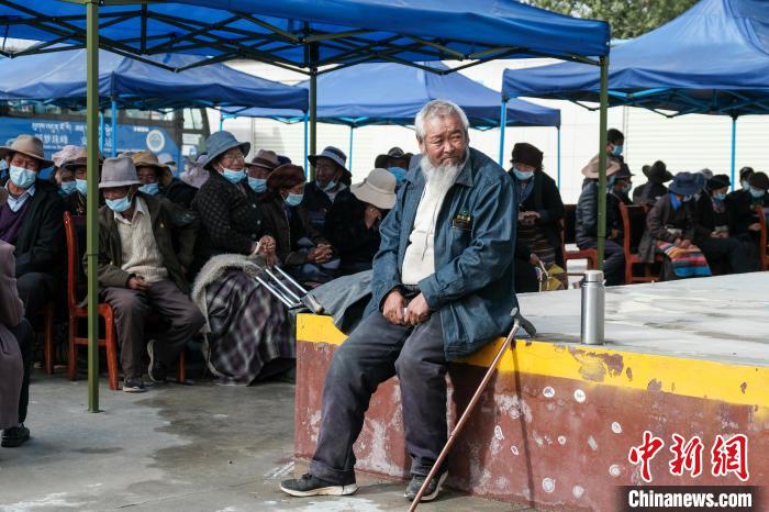 圖為日喀則桑珠孜區(qū)東嘎鄉(xiāng)農(nóng)牧民在義診室外等待?！〗w波 攝