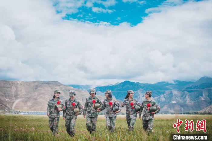 圖為身戴“首跳光榮”大紅花的女兵?！⊥跏鰱| 攝