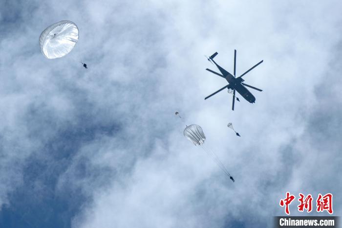 圖為傘降女兵在空中開(kāi)傘?！⊥跏鰱| 攝