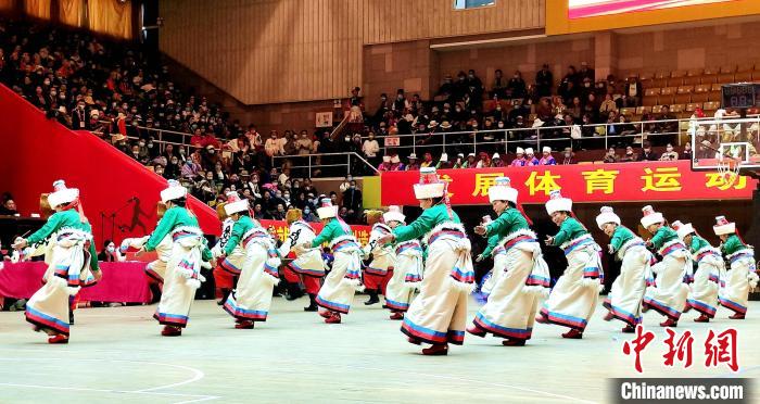 圖為西藏老年舞蹈隊齊跳傳統(tǒng)鍋莊舞?！∝暽＠?攝