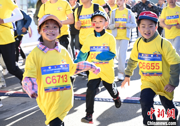 圖為當(dāng)?shù)貎和瘏⒓用阅惆氤恬R拉松。 <a target='_blank' ><p  align=