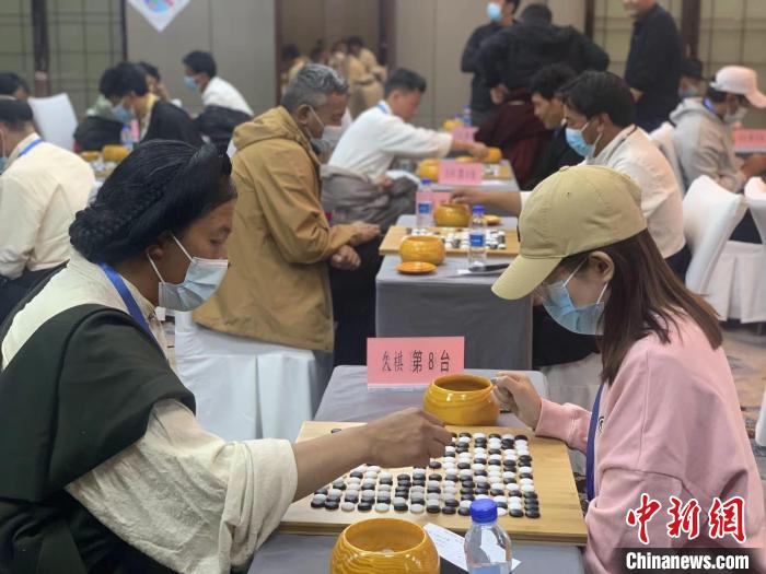 圖為參賽選手正在進(jìn)行藏棋對弈?！≈x牧 攝