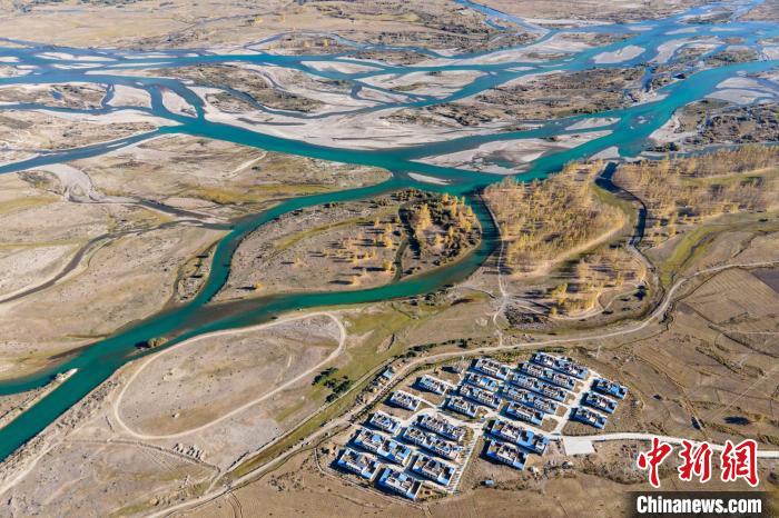 圖為10月16日，航拍高原河流拉薩河辮狀水系和河畔村莊，一派和諧景象?！〗w波 攝