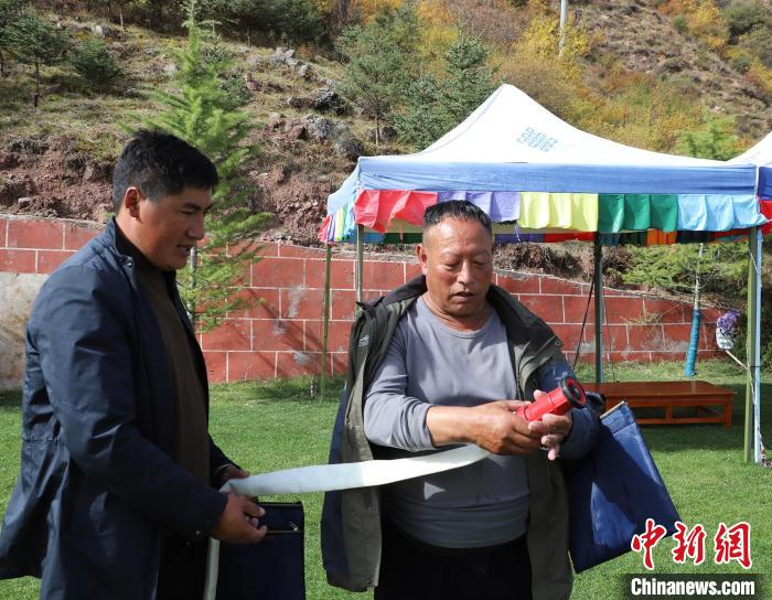 圖為護(hù)林員操作體驗(yàn)滅火裝備。　昌都市森林消防支隊(duì) 供圖