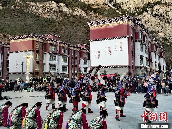 圖為文藝工作者在新村表演節(jié)目?！∽筘暱h委宣傳部 供圖