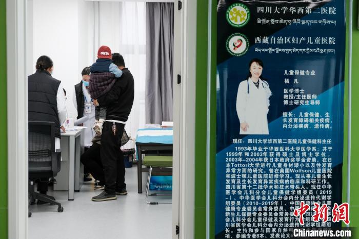 圖為四川大學(xué)華西第二醫(yī)院專家接診。　江飛波 攝