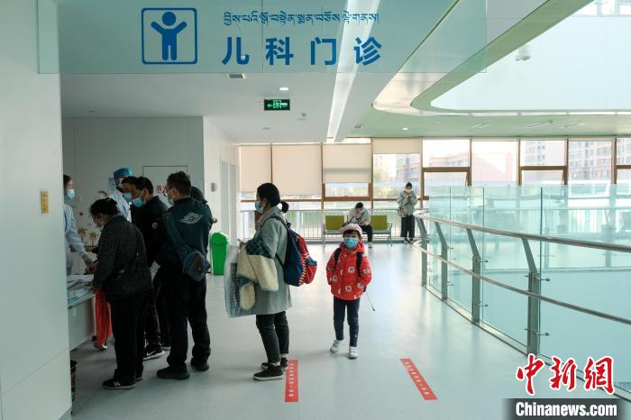 圖為兒科義診接診現(xiàn)場(chǎng)?！〗w波 攝